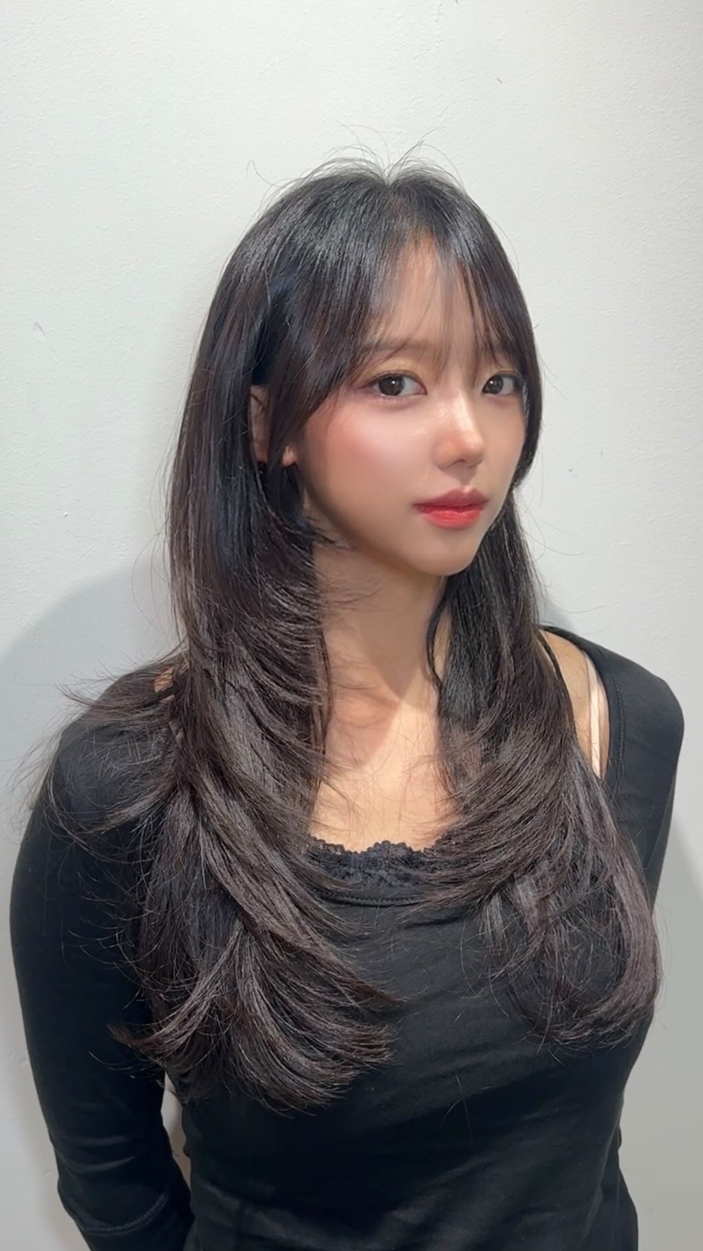Long layered cut, face-framing cut, see-through bangs — a long layered cut that naturally frames your face · Recommended for those who want to keep their long length while adding airy movement, or want a design that naturally frames the face