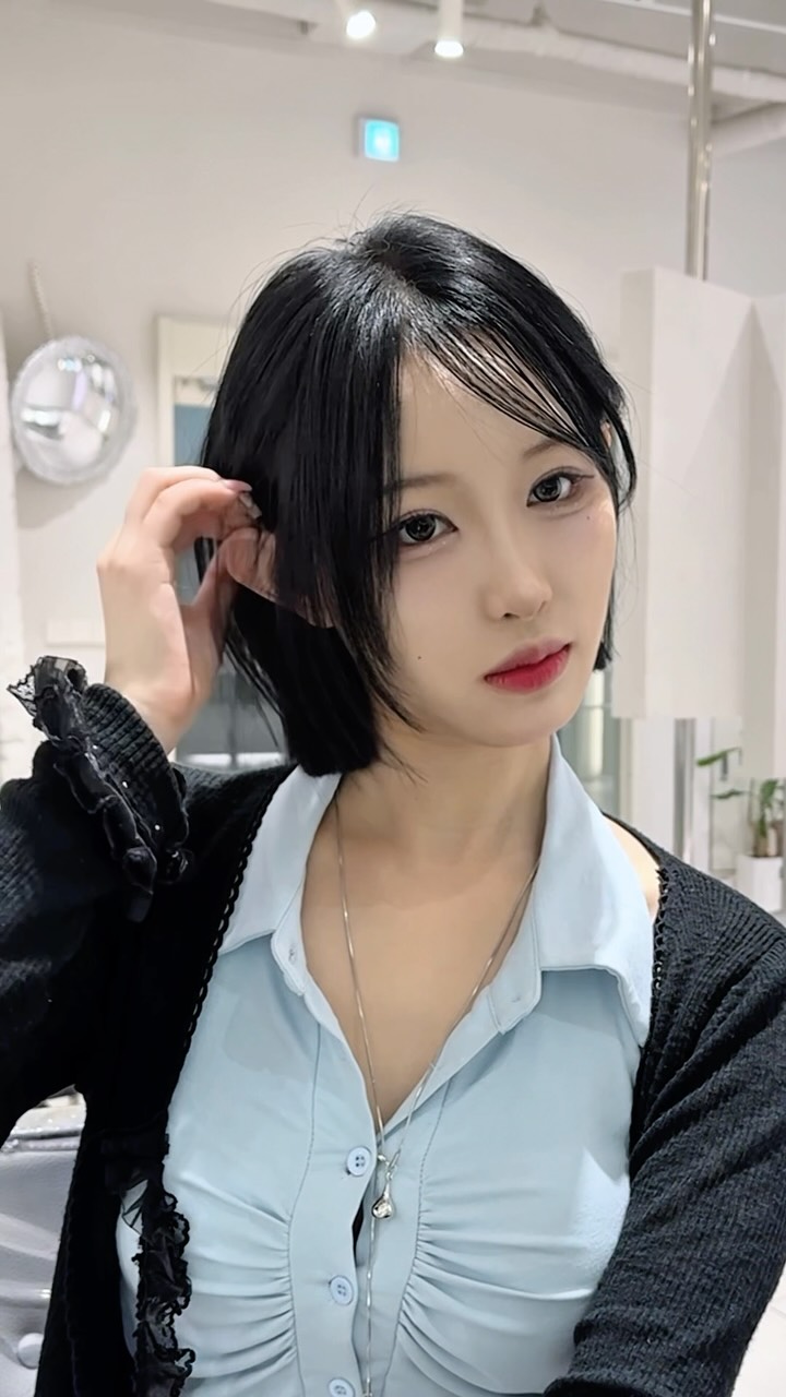 Tassel cut, face-framing cut, jawline bob — a jawline tassel cut that cleanly defines your facial line
